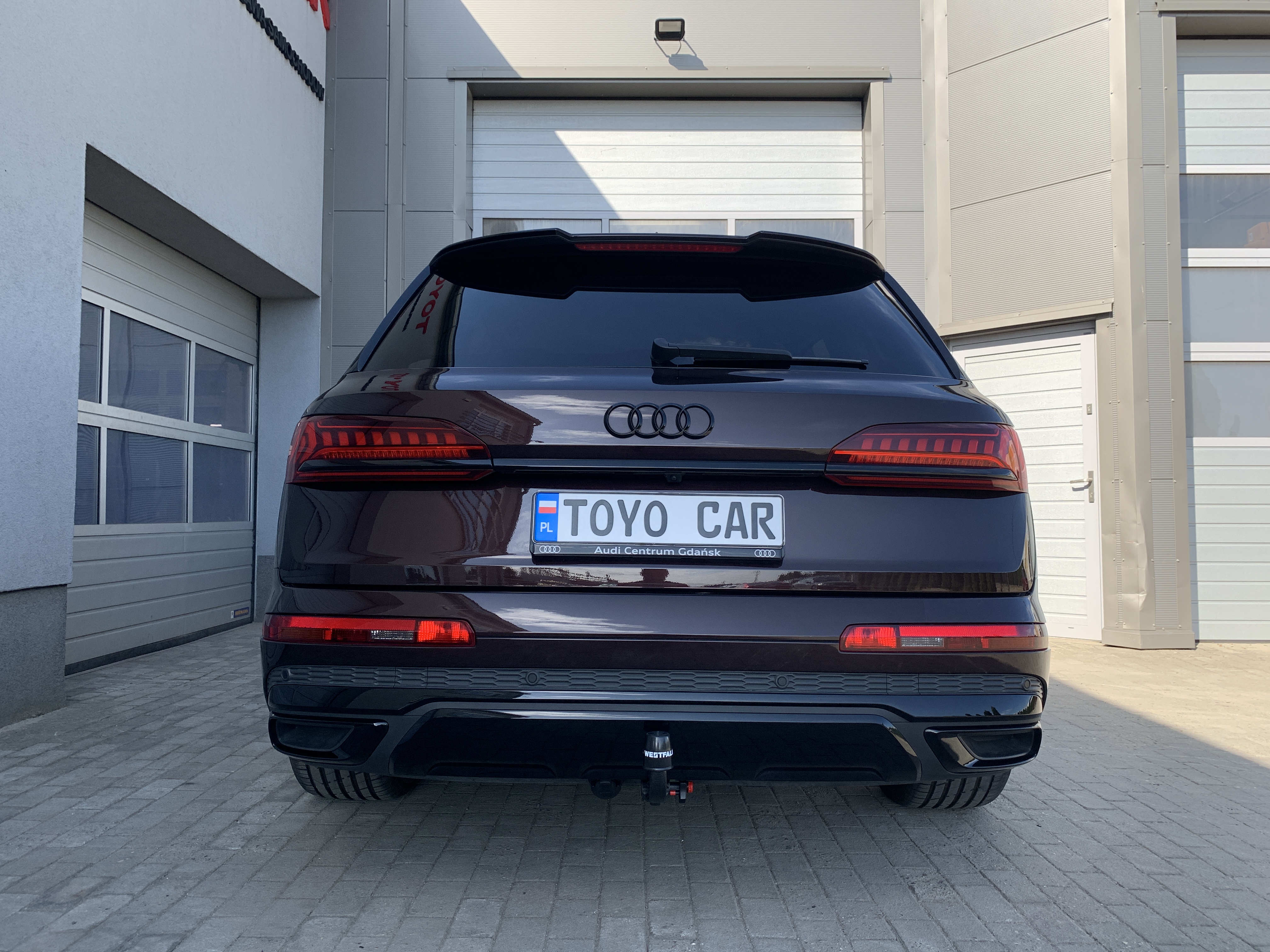 na zdjeciu tył samochodu osobowego typu suv marki Audi Q7 4M0 z hak holowniczy Westfalia 305437600001 za tylnym zderzakiem 